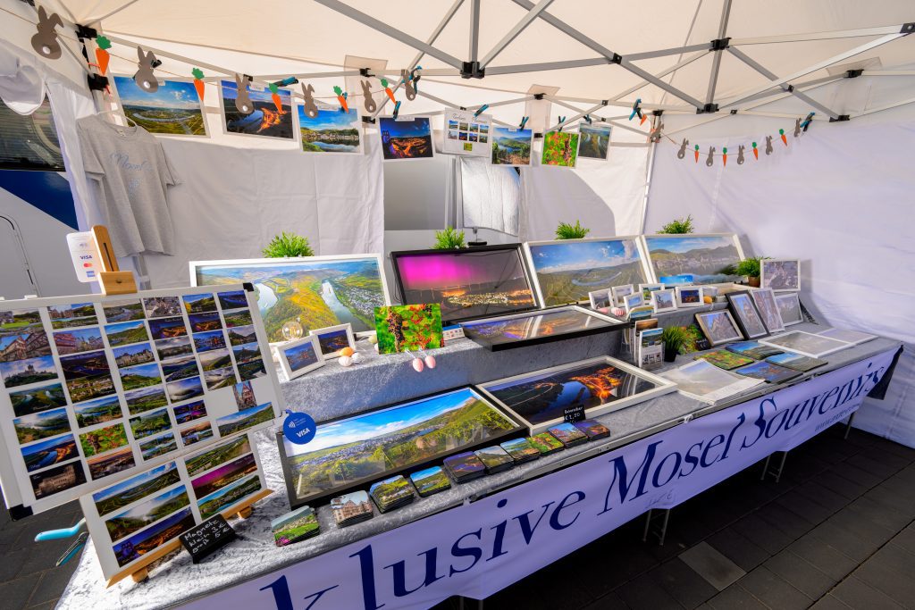 Foto von Tischen gefüllt mit Fotos